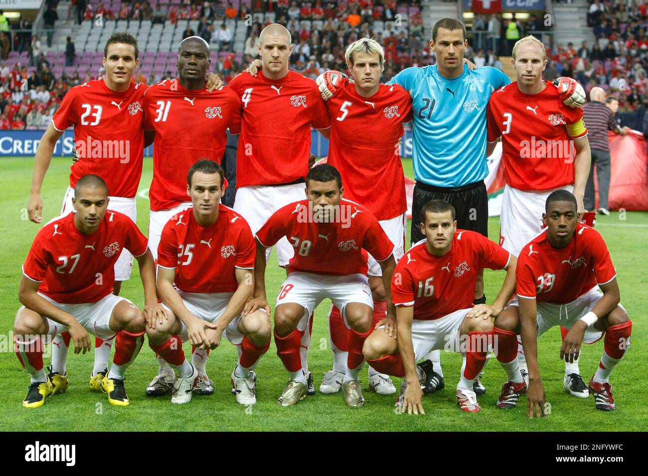 Swiss national soccer players, behind from left to right, Philipp Degen, Blaise NKufo, Philippe Senderos, Xavier Margairaz, goalkeeper Fabio Coltorti and captain Ludovic Magnin, in front from left to right, Goekhan Inler, Steve Von Bergen, Johan Vonlanthen, Tranquillo Barnetta and Gelson Fernandes before an Euro 2008 test game between the national soccer teams of Switzerland and The Netherlands, at the Stade de Geneve stadium, in Geneva, Switzerland, Wednesday, Aug 22, 2007. (AP Photo/Keystone, /Dominic Favre) Banque D'Images