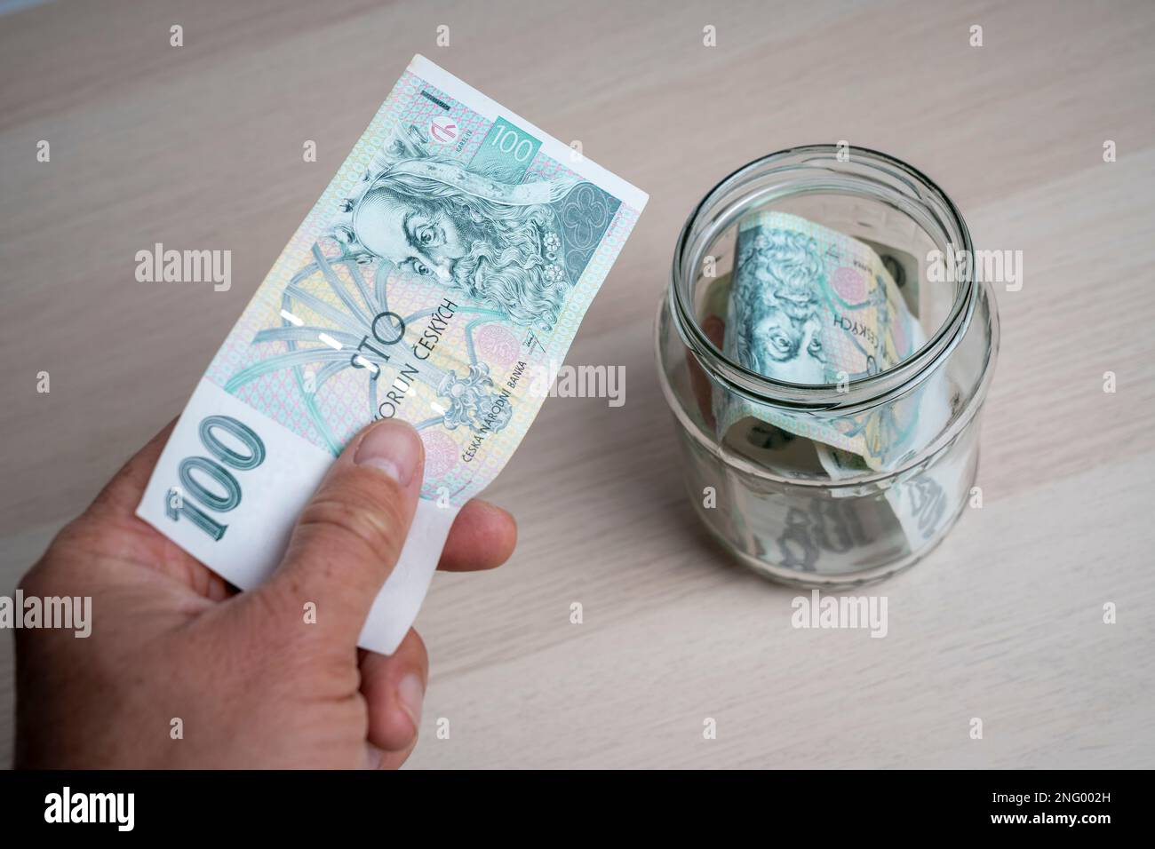 100 korun billet de banque de la République tchèque billets dans le pot de verre, économie d'argent, pot de verre sur les caisses de billets de banque. Banque D'Images