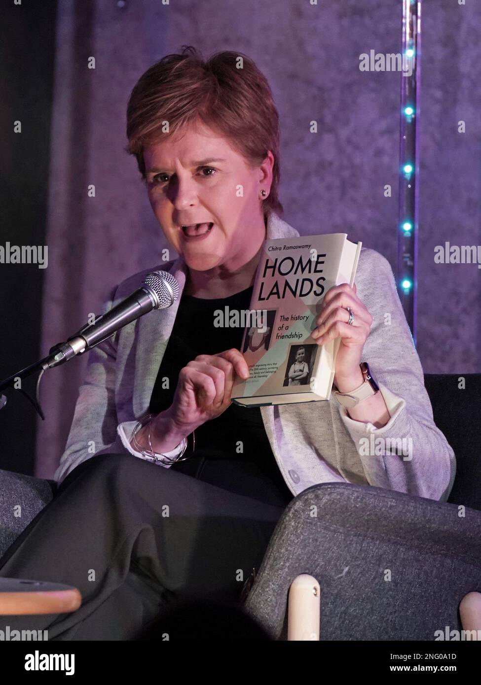 La première ministre Nicola Sturgeon au Paisley Book Festival à Renfrewshire, où elle a présidé une discussion avec l'auteur Chitra Ramaswamy au sujet de son livre Home Lands. Date de la photo: Vendredi 17 février 2023. Banque D'Images