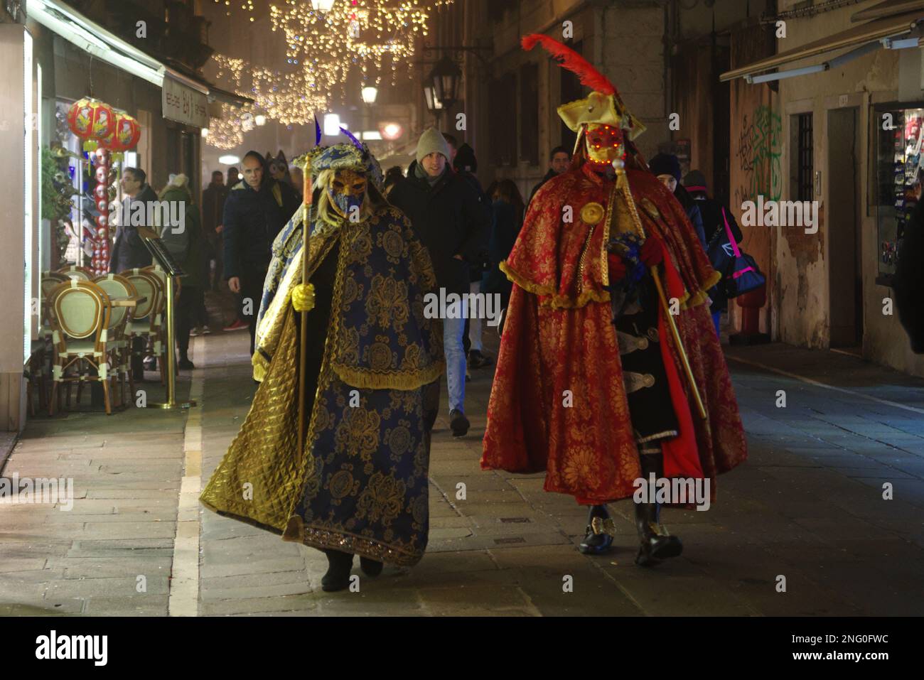 Venise, Italie. 17 févr. 2023. Un couple en costume complet pour Carnevale di Venezia descend une rue animée. Credit: Philip Yabut/Alay Live News Banque D'Images