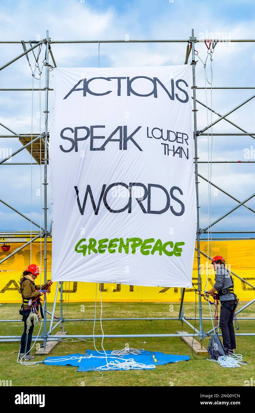 Les actes sont plus éloquents que les mots, l'activiste de Greenpeace dévoilent la bannière, Banque D'Images