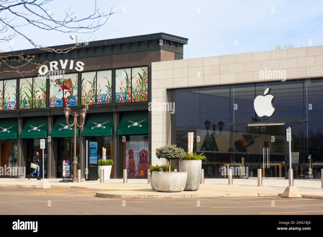 WOODMERE, OH, Etats-Unis - 30 AVRIL 2022 : les façades avant d'Orvis et Apple, les chaînes de vente voisines d'Eton Center, un quartier commerçant haut de gamme dans cette e Banque D'Images