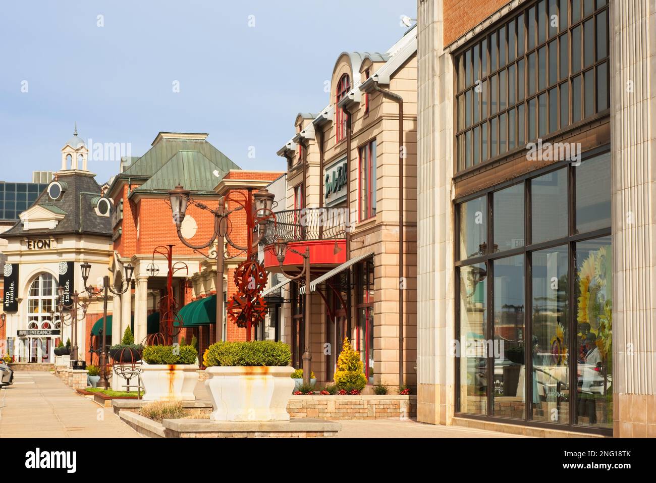 WOODMERE, OH, États-Unis - 30 AVRIL 2022 : les façades avant de plusieurs points de vente au détail d'Eton Centre, une zone commerçante haut de gamme à la périphérie est de C Banque D'Images