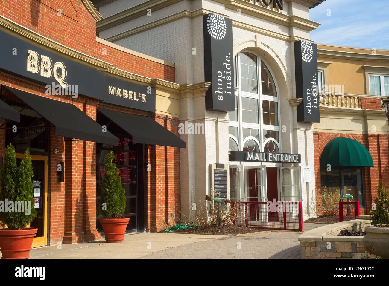 WOODMERE, OH, États-Unis - 30 AVRIL 2022 : entrée du centre commercial et restaurant adjacent à Eton Center, un quartier commerçant haut de gamme situé à la périphérie est de Cl Banque D'Images