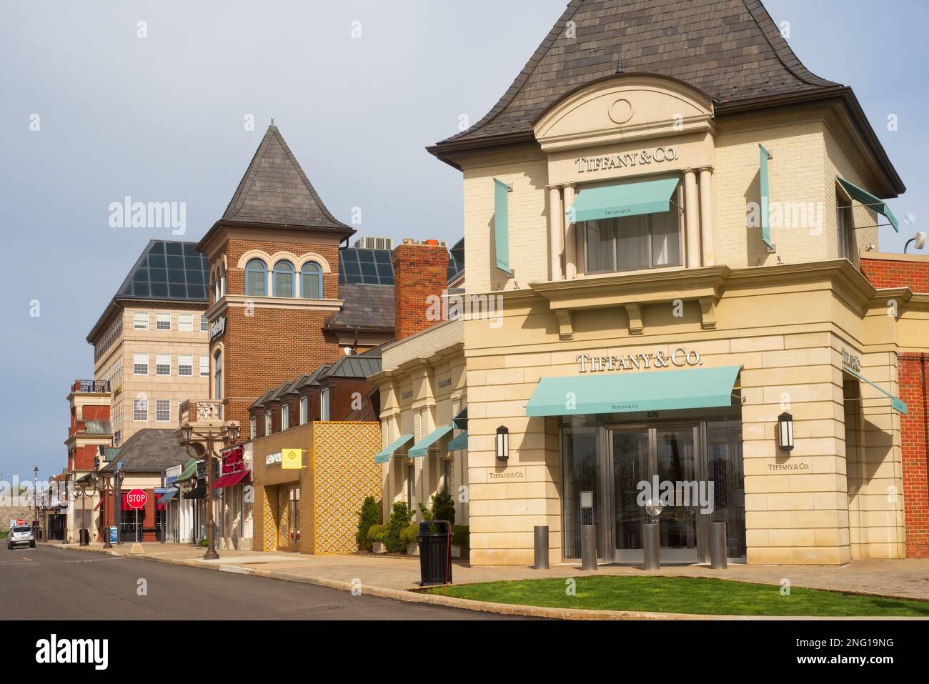 WOODMERE, OH, États-Unis - 30 AVRIL 2022 : la façade avant de Tiffany and Co., qui ancre le côté ouest d'Eton Centre, une zone commerçante haut de gamme sur le TH Banque D'Images