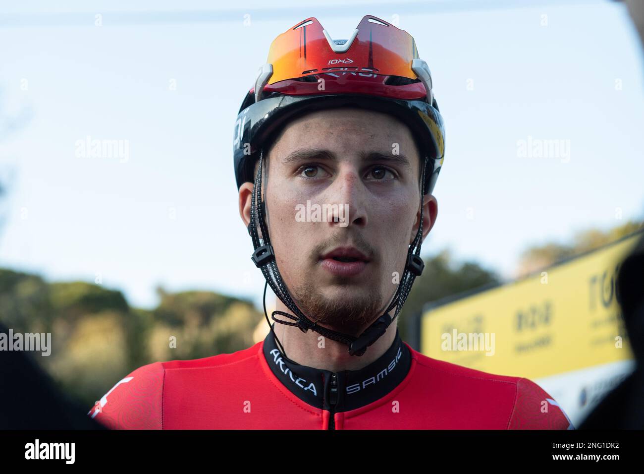 Ramatuelle, France. 17th févr. 2023. Le Français Kevin Vauquelin, l'équipe d'Arkea Samsic parle à la presse après sa victoire la première étape du Tour 06-83 (Tour des Alpes-maritimes et du Var) 2023 se déroule entre Saint-Raphaël et Ramatuelle. Le gagnant est Kevin Vauquelin (l'équipe Arkea Samsic) qui a terminé devant Neilson Pawless (l'équipe EF Education-EasyPost) en deuxième place et Kevin Geniets (l'équipe Groupama-FDJ) en troisième place. Crédit : SOPA Images Limited/Alamy Live News Banque D'Images