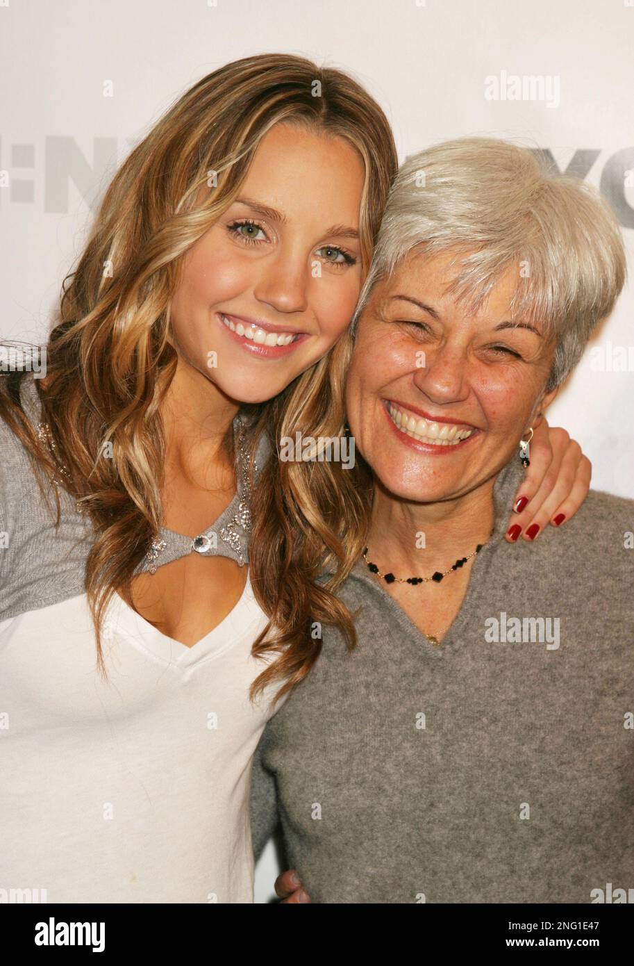 Amanda Bynes avec sa mère Lynn Organ assiste au lancement de LA ...