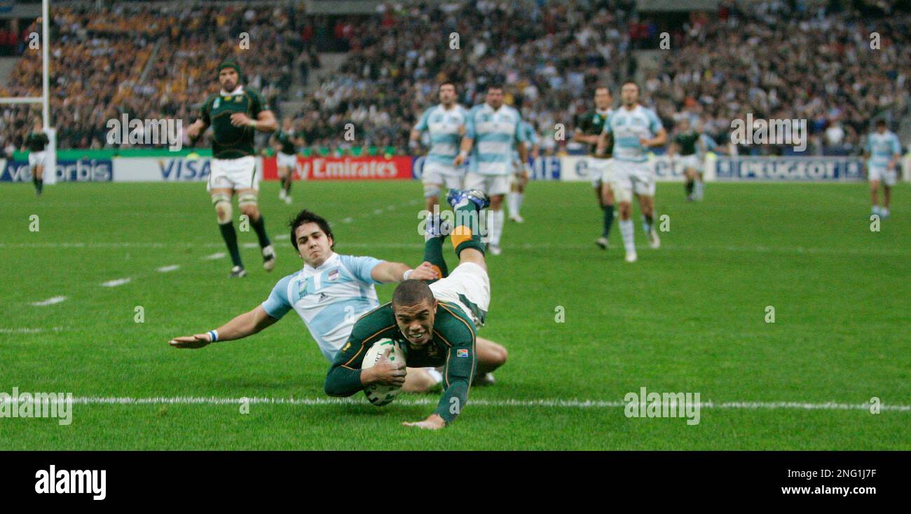 Bryan Habana of South Africa, foreground, scores his team's second try during the Rugby World Cup semifinal between South Africa and Argentina, Sunday, Oct. 14, 2007 at the Stade de France stadium in Saint-Denis, outside Paris. (AP Photo/Francois Mori) Banque D'Images