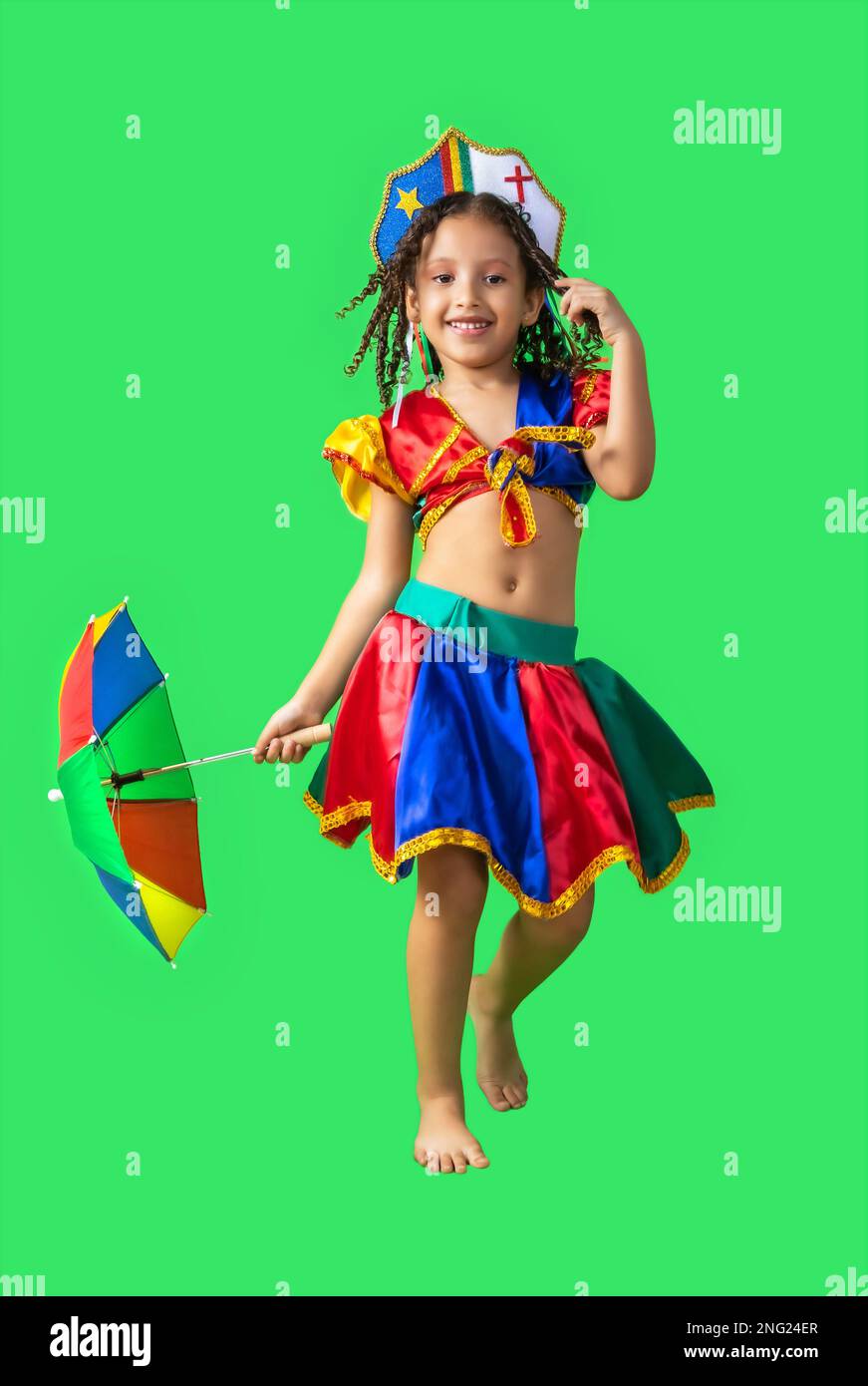Fille brésilienne, vêtue d'une tenue de carnaval, dansant avec un parapluie frevo. Petite fille, brésilienne, avec des vêtements de frevo, costume de carnaval, frevo dansant Banque D'Images
