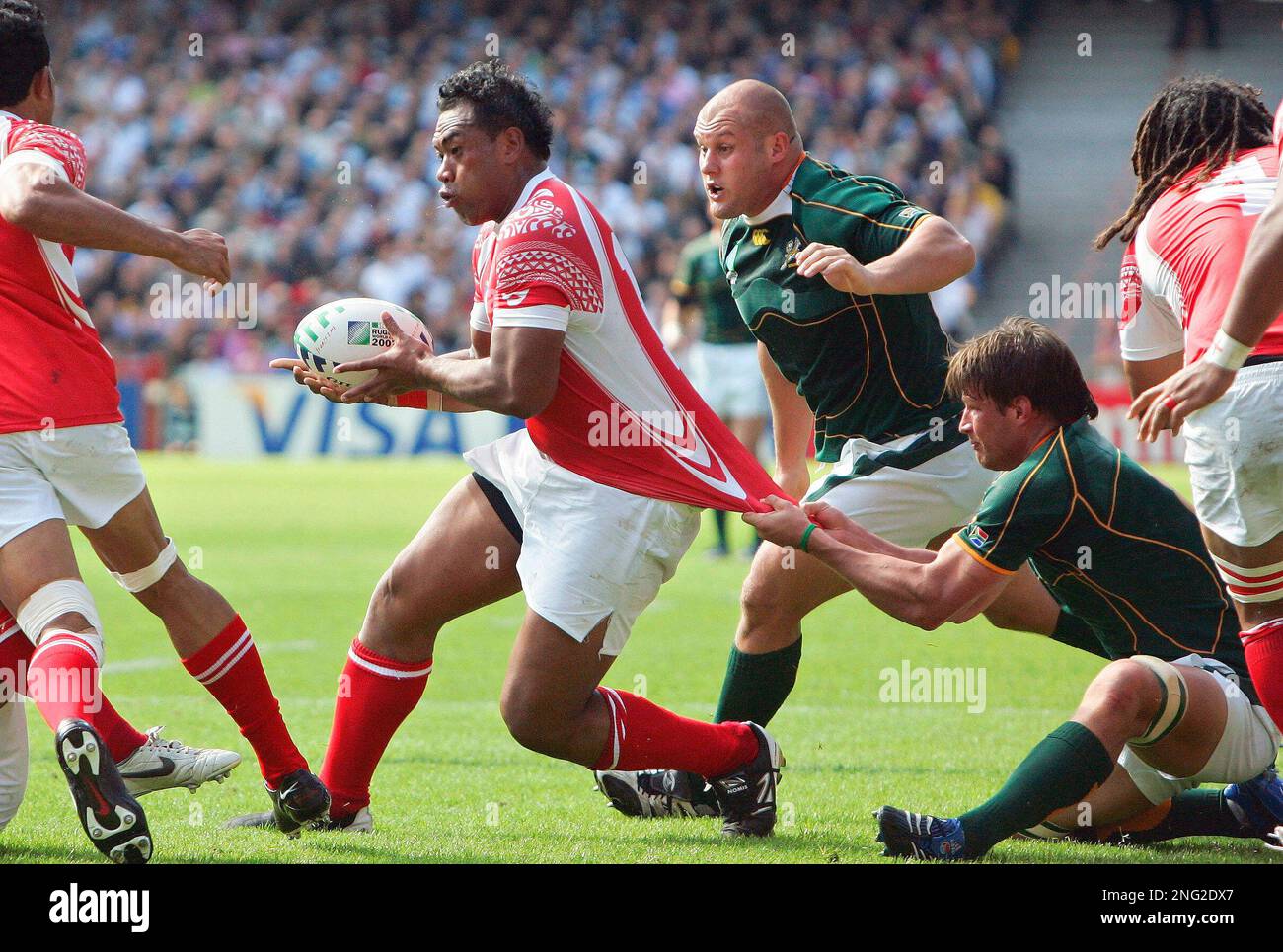 South Africa's captain Bobby Skinstad, right, pulls the jersey of Tonga's Epeli Taione during the Rugby World Cup Group A match between South Africa and Tonga, Saturday, Sept. 22, 2007 at the Bollaert stadium in Lens, northern France. (AP Photo/Francois Mori) Banque D'Images