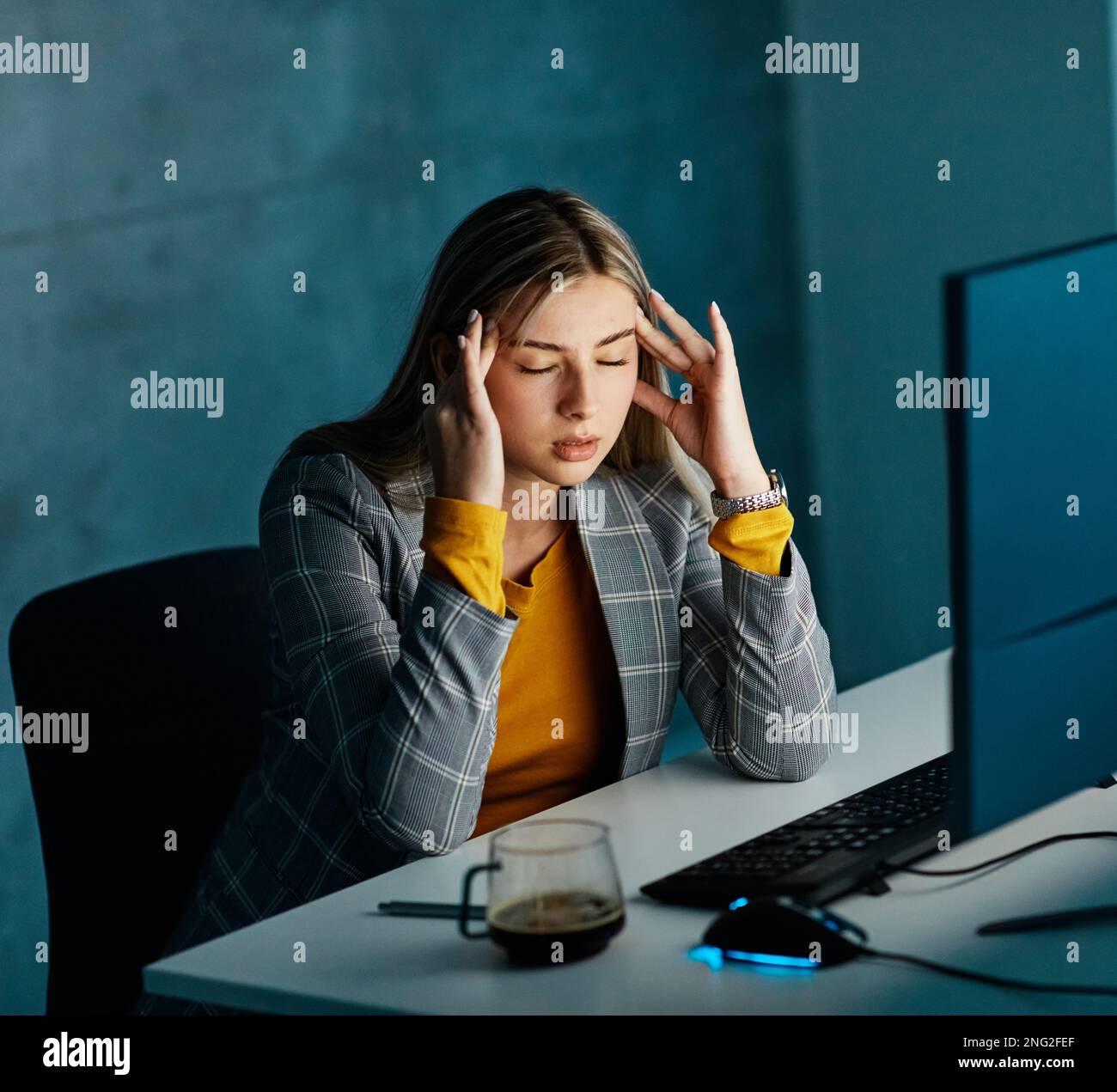 femme d'affaires travaillant fatiguée stressée surtravaillée épuisé tard dans la nuit entreprise informatique femme bureautique lumière sombre échéance travail Banque D'Images