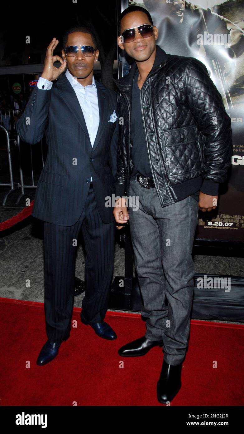Actor Jamie Foxx, left, and actor Will Smith, right, pose on the press line at the the world premiere of "The Kingdom" at Mann's Village Theater in Los Angeles on Monday, Sept. 17, 2007. (AP Photo/Dan Steinberg) Banque D'Images