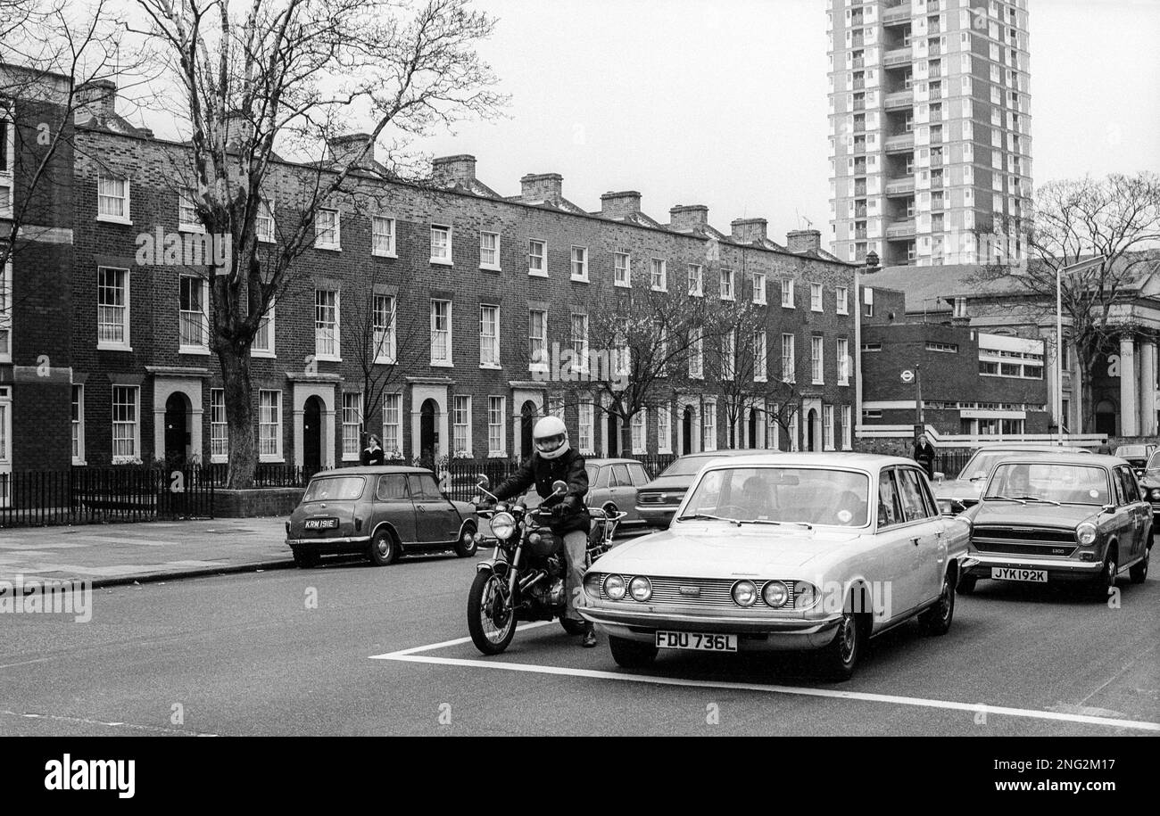 1976 image d'archive de South Lambeth Road, vue sur N avec Stockwell Baptist Church à l'extrême droite. Banque D'Images