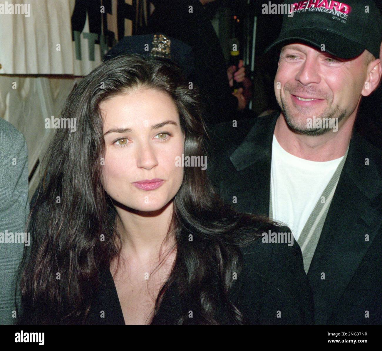 Bruce Willis et demi Moore assistent à la première de New York « Die Hard with A Vengeance » après une fête sur 15 mai 1995 au Planet Hollywood à New York. Banque D'Images