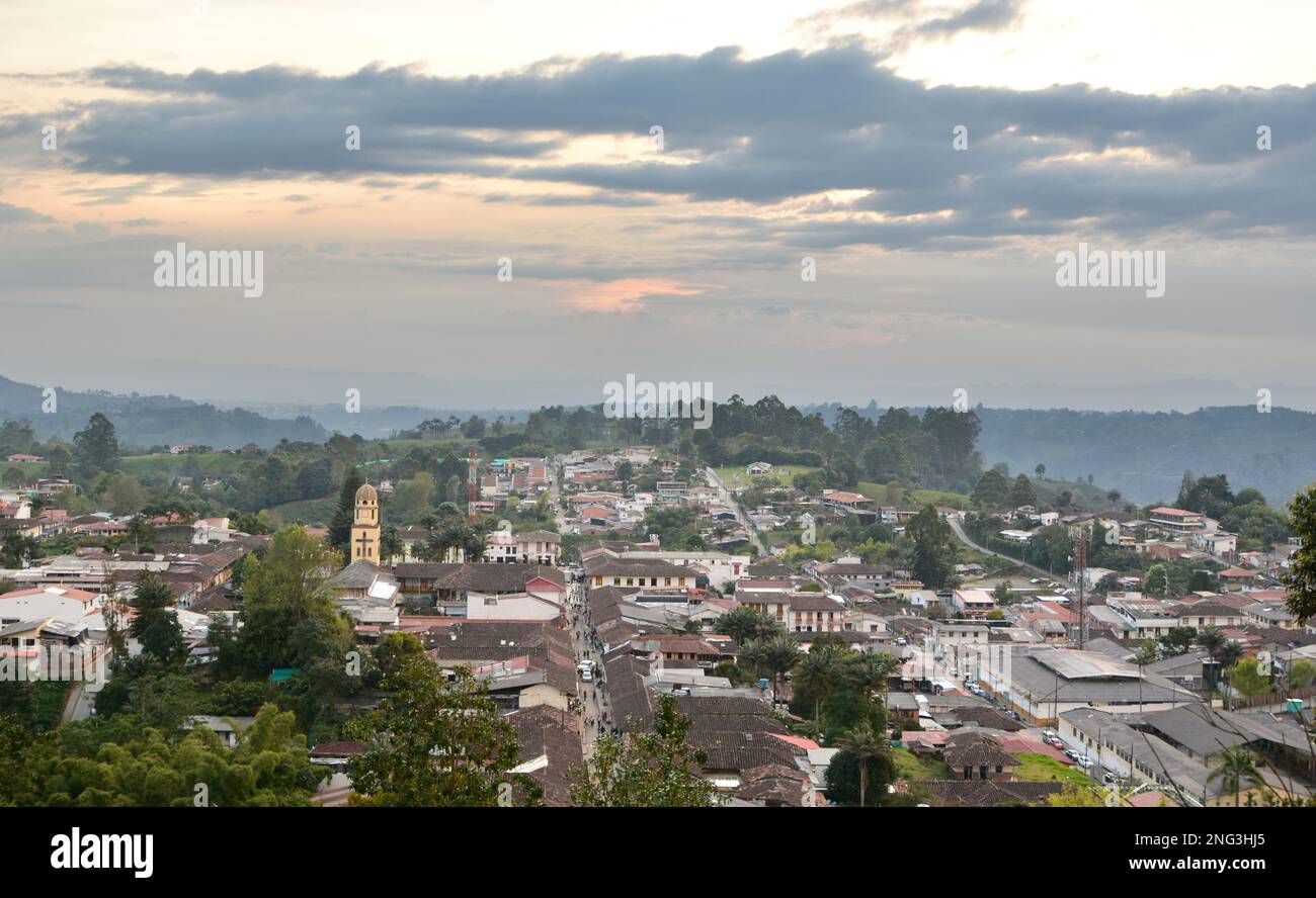 Vue sur Salento au crépuscule. Département Quindio. Colombie Banque D'Images