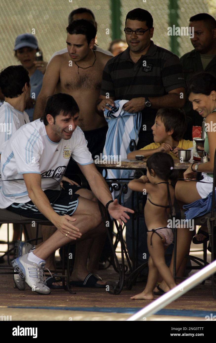 Argentina's goalkeeper Roberto Abbondanzieri, left, prepares to hold Florencia, Carlos Tevez' daughter, at their hotel in Maracaibo, Venezuela, Saturday, July 14, 2007. Argentina will face Brazil in the final soccer game of the Copa America tournament on Sunday. (AP Photo/Fernando Vergara) Banque D'Images