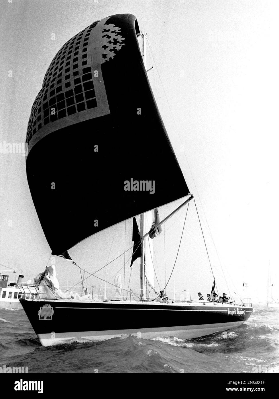 AJAXNETPHOTO. 1985. SOLENT, ANGLETERRE. - DÉPART DE LA COURSE DE WHITBREAD - L'ESPRIT D'EQUIPE / SKIPPER : LIONEL PEAN (FRA) / DESIGNER; PHILIPPE BRIAND. GAGNANT GLOBAL. PHOTO:JONATHAN EASTLAND/AJAX REF: MX340 222904 4 Banque D'Images
