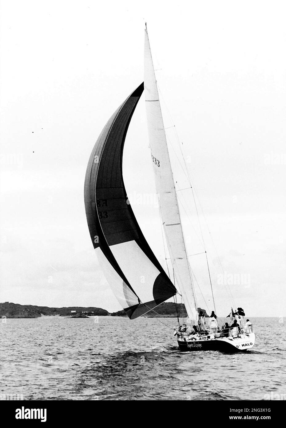 AJAXNETPHOTO. 1985 ST.MALO, FRANCE. - COURSE DE WHITBREAD - L'ESPRIT D'EQUIPE / SKIPPER : LIONEL PEAN (FRA) / DESIGNER : PHILIPPE BRIAND. GAGNANT GLOBAL. PHOTO: NOUVELLES PHOTOS AJAX REF:MX340 222904 9 Banque D'Images