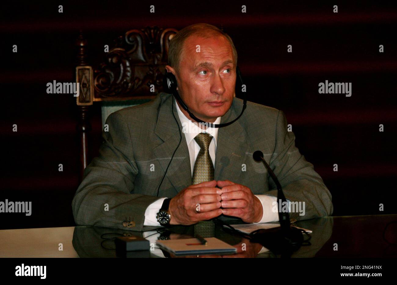 Russia's President Vladimir Putin listens to Guatemala's President Oscar Berger, unseen, during an official meeting in Guatemala City, Tuesday, July 3, 2007. The International Olympic Committee (IOC) holds its 119th meeting in Guatemala City to decide next Wednesday between Russia's Black Sea resort of Sochi, South Korea's Pyeongchang and Austria's Salzburg as the 2014 Winter Olympics host city. (AP Photo/ Rodrigo Abd) Banque D'Images