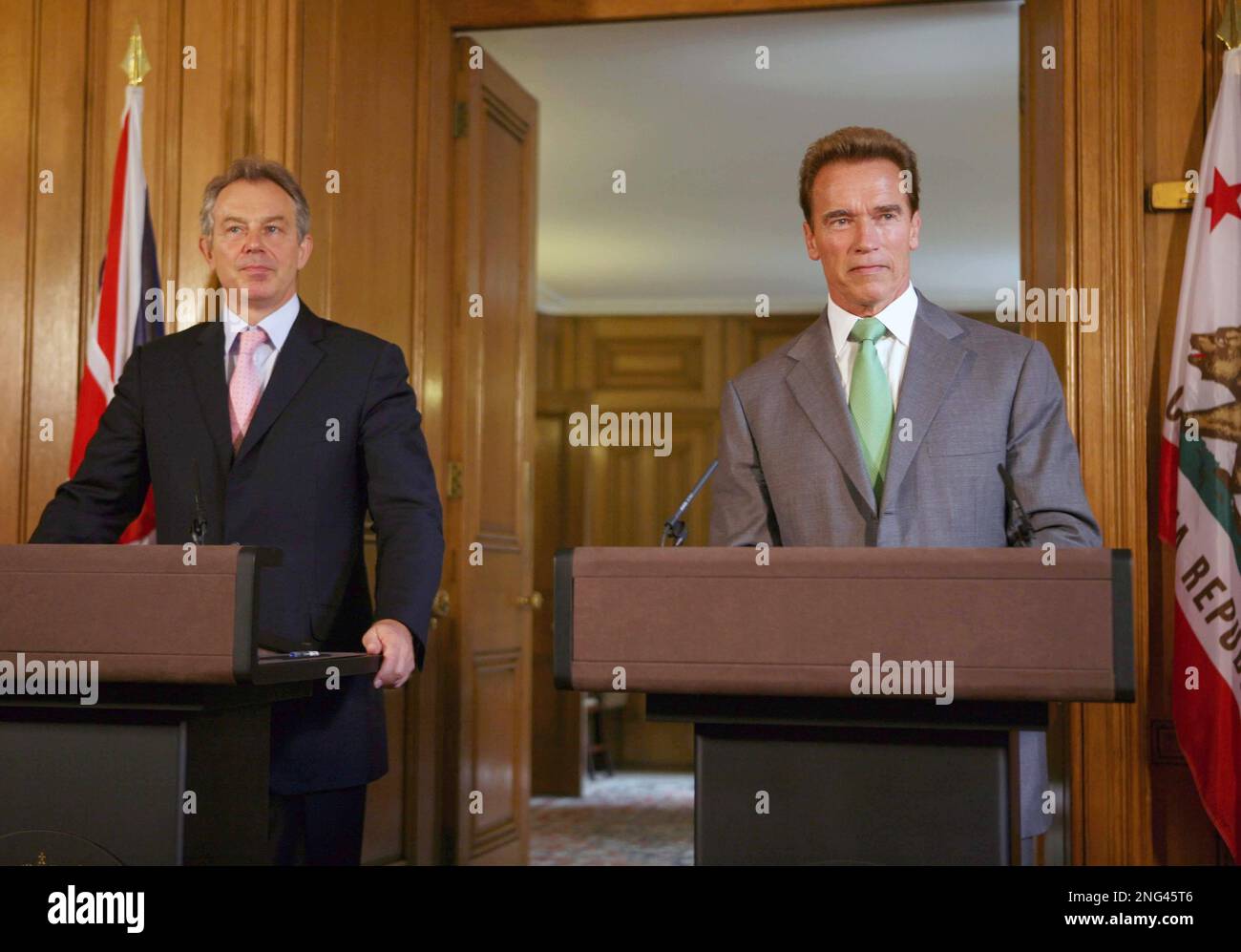 British Prime Minister Tony Blair, left, stands with Governor of California Arnold Schwarzenegger inside No 10 Downing Street in London, Tuesday June 26, 2007. The leaders were scheduled to talk about global warming during Blair's final meeting with a foreign official before he steps down as Britain's prime minister on Wednesday. (AP Photo/Jonathan Buckmaster, POOL) Banque D'Images