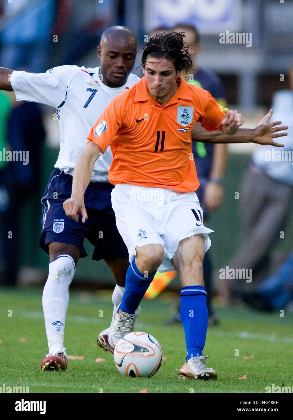 England's Nigel Reo-Coker, left, in a duel for the ball with Dutch player Daniel de Ridder , during the UEFA under 21 European Championship soccer semi-final match Netherlands versus England at the Abe Lenstra stadium in Heerenveen, Netherlands, Wednesday June 20, 2007. (AP Photo/Fred Ernst) Banque D'Images