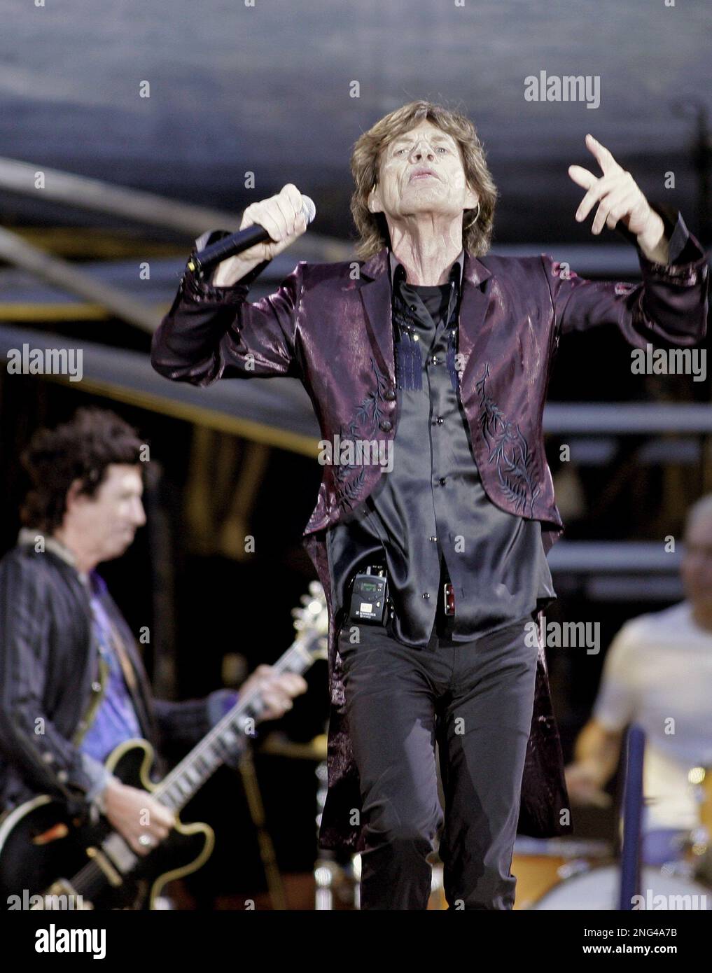 British rock star Mick Jagger, center, and guitarist Keith Richards perform during the concert of the Rolling Stones "Bigger Bang" tour at the Stade de France stadium in Saint Denis, north of Paris, Saturday, June 16, 2007. (AP Photo/Christophe Ena) Banque D'Images