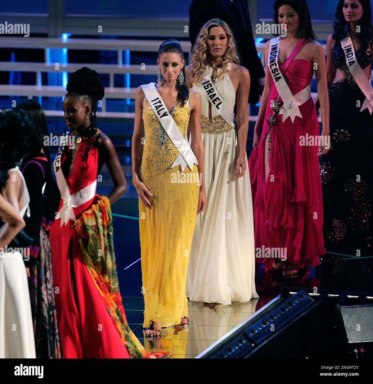 From left to right, Miss Jamaica Zahra Redwood, Miss Italy Valentina Massi, Miss Israel Sharon Kenett, Miss Indonesia Agni Pratistha Kuswardono, and Miss India Puja Gupta perform during preliminary judging of the Miss Universe 2007 contest in Mexico City, Wednesday, May 23, 2007. They will compete in the Miss Universe 2007 finals in Mexico City May 28. (AP Photo/Gregory Bull) Banque D'Images
