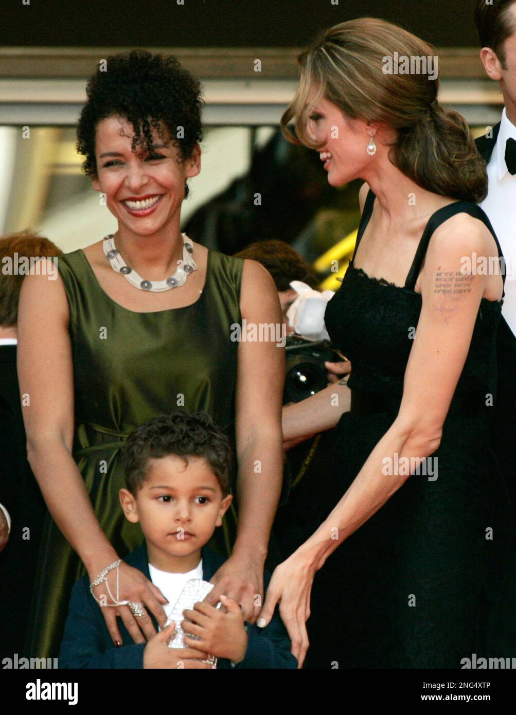 Mariane Pearl, wife of slain journalist Daniel Pearl, holds her son Adam as she arrives with American actress Angelina Jolie, right, for the screening of the film "A Mighty Heart," at the 60th International film festival in Cannes, southern France, on Monday, May 21, 2007. (AP Photo/Lionel Cironneau) Banque D'Images