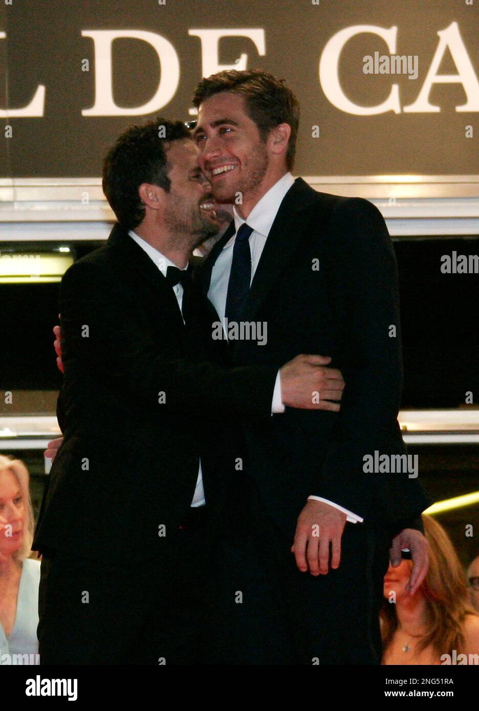 American actor Mark Ruffalo, left, and American actor Jake Gyllenhaal hug as they depart the theatre following the screening of the film "Zodiac," at the 60th International film festival in Cannes, southern France, on Thursday, May 17, 2007. (AP Photo/Francois Mori) Banque D'Images