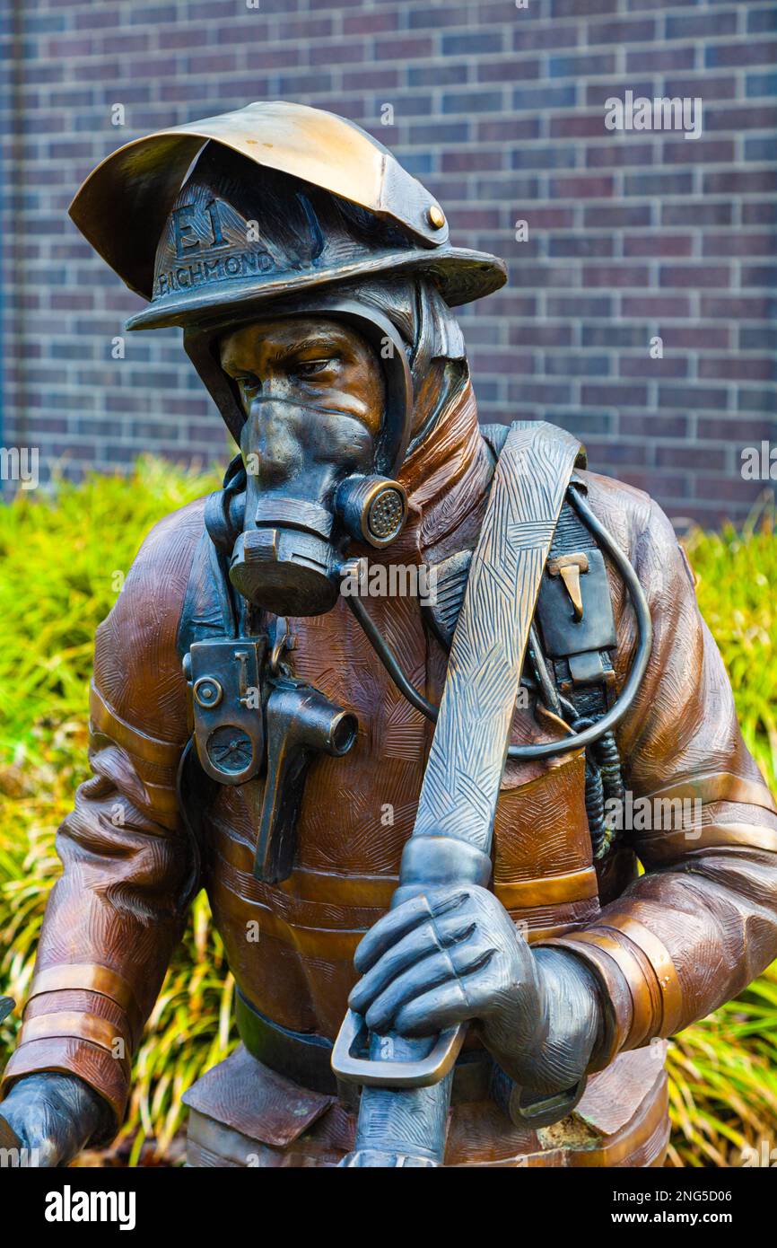 Sculpture en bronze d'un pompier en situation d'action Banque D'Images