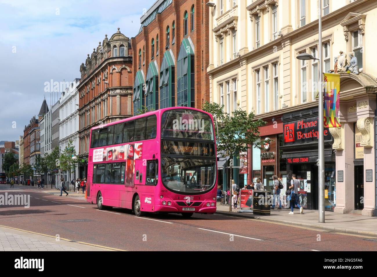 Transport du centre-ville de Belfast. Un bus de métro Translink dans le centre de Belfast sur Royal Avenue lors d'une belle journée d'été à Belfast. Banque D'Images