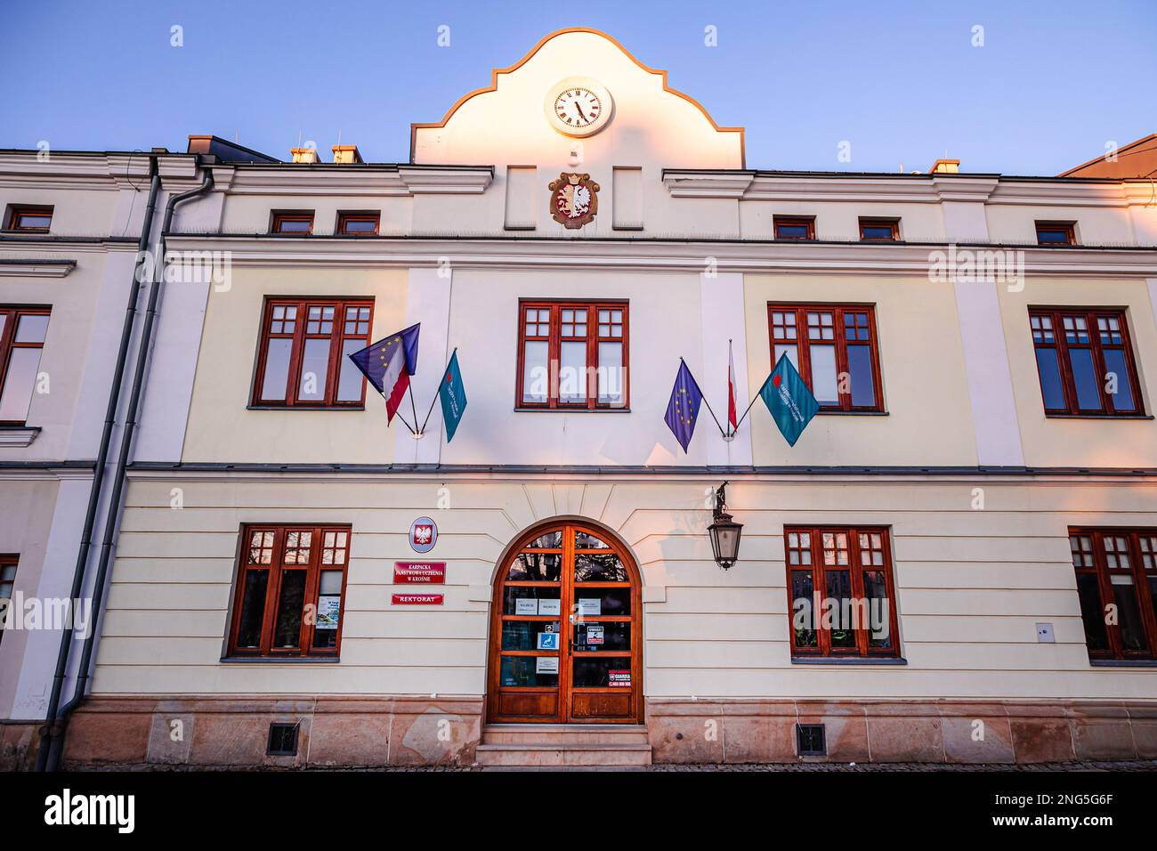 KROSNO, POLOGNE - 21 MARS 2022 : les rues de Krosno avec des bâtiments d'affaires et anciens par temps ensoleillé. 4K 24FPS Banque D'Images