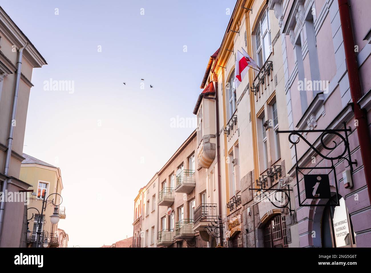 KROSNO, POLOGNE - 21 MARS 2022 : les rues de Krosno avec des bâtiments d'affaires et anciens par temps ensoleillé. 4K 24FPS Banque D'Images