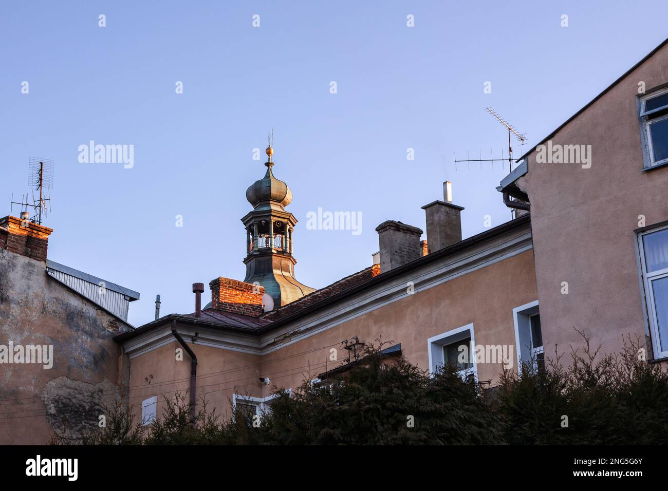 KROSNO, POLOGNE - 21 MARS 2022 : les rues de Krosno avec des bâtiments d'affaires et anciens par temps ensoleillé. 4K 24FPS Banque D'Images