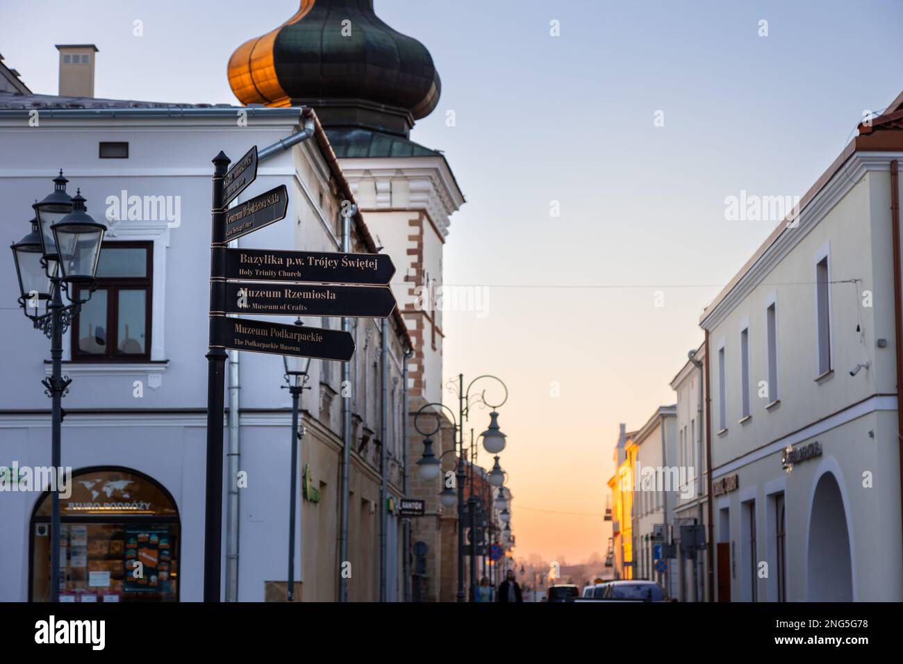 KROSNO, POLOGNE - 21 MARS 2022 : les rues de Krosno avec des bâtiments d'affaires et anciens par temps ensoleillé. 4K 24FPS Banque D'Images