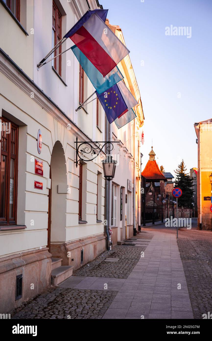 KROSNO, POLOGNE - 21 MARS 2022 : les rues de Krosno avec des bâtiments d'affaires et anciens par temps ensoleillé. 4K 24FPS Banque D'Images