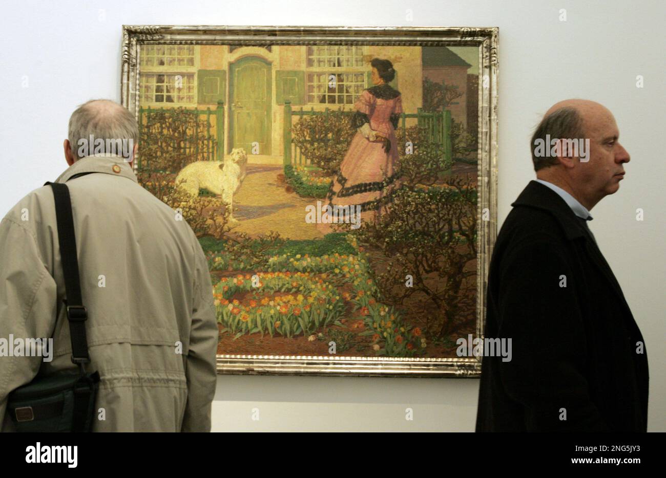 Visitors pass a painting called "The Tulip Garden" by Erich Erler-Samden, on Tuesday, March 27, 2007 which is part of the exhibition "Garden Pleasures: The Garden in Art," at Vienna's Belvedere Gallery that explores the allure of the garden through the eyes of Claude Monet, Edvard Munch, Vincent Van Gogh and scores of others. (AP Photo/Lilli Strauss) Banque D'Images