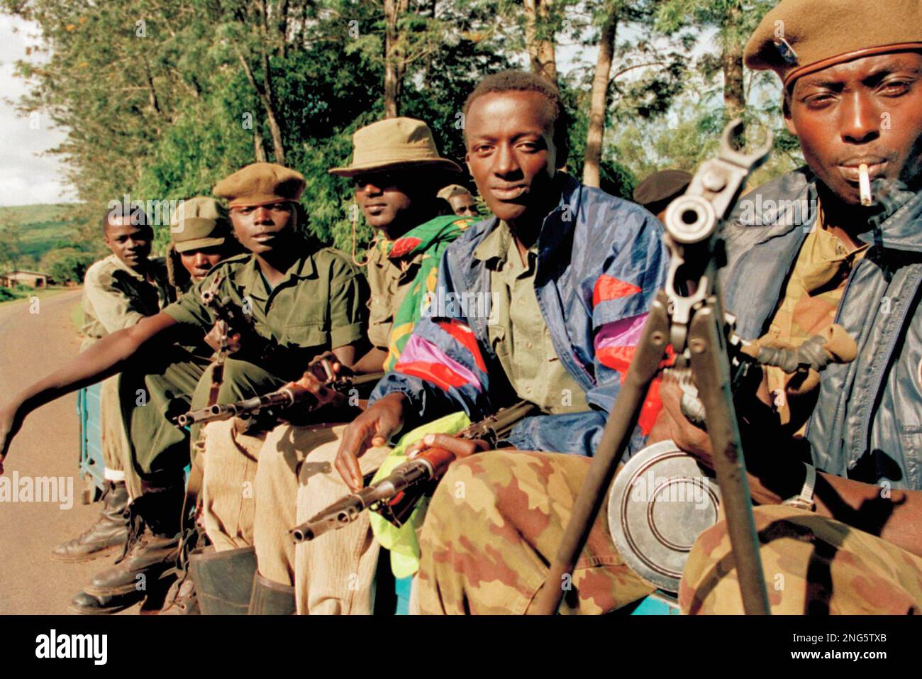 A pickup truck on the road near Rugende, some 5 miles east of Kigali, carries Rwanda Patriotic Front (RPF) rebels to front line positions closer to the Rwandan capital of Kigali, Saturday May 14,1994. The rebels say they are fighting a war against a government they believe has carefully orchestrated the slaughter of what the United Nations estimates is 100,000 to 200,000 people since April 6, when a mysterious plane crash killed the presidents of Rwanda and neighboring Burundi. (AP Photo/Jean-Marc Bouju) Banque D'Images