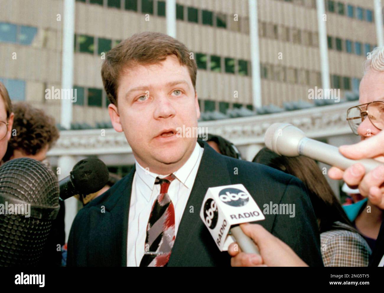 Los Angeles police officer Laurence Powell answers questions after a pretrial hearing in Los Angeles Tuesday, February 2, 1993. A federal judge rejected 11th hour bids by defense lawyers to delay Wednesday's start of the Rodney King civil rights trial of Powell and three other police officers. (AP Photo/Nick Ut). Banque D'Images