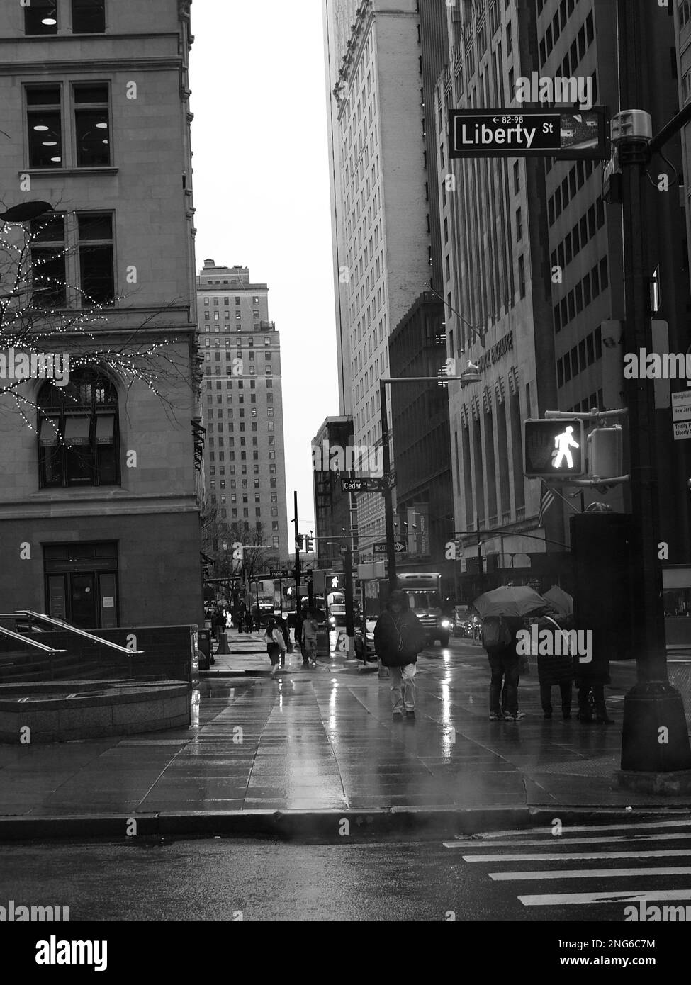 Images de rue de New York City sous la pluie et en noir et blanc. Images aléatoires montrant les randonneurs sous la pluie. Banque D'Images