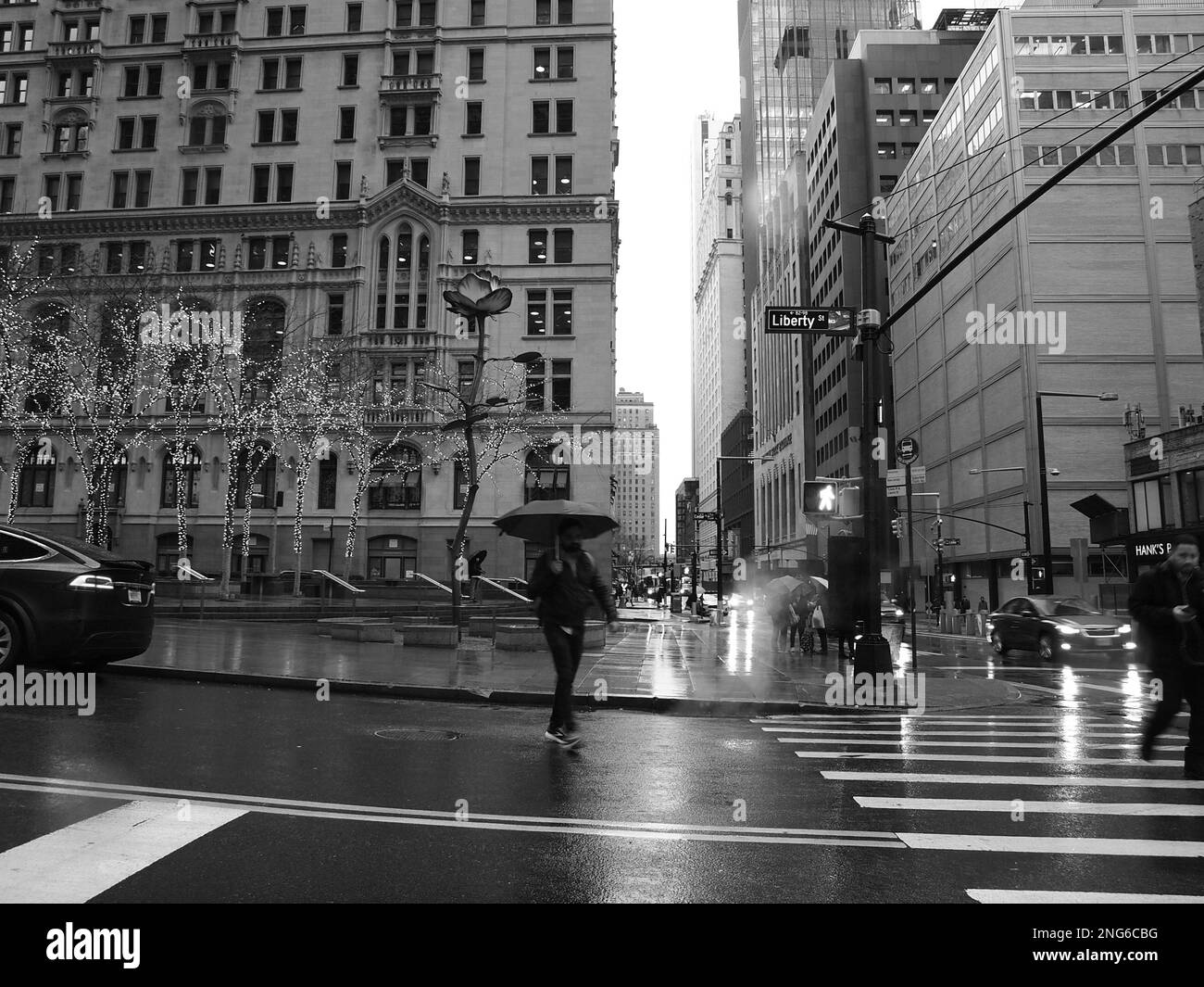Images de rue de New York City sous la pluie et en noir et blanc. Images aléatoires montrant les randonneurs sous la pluie. Banque D'Images