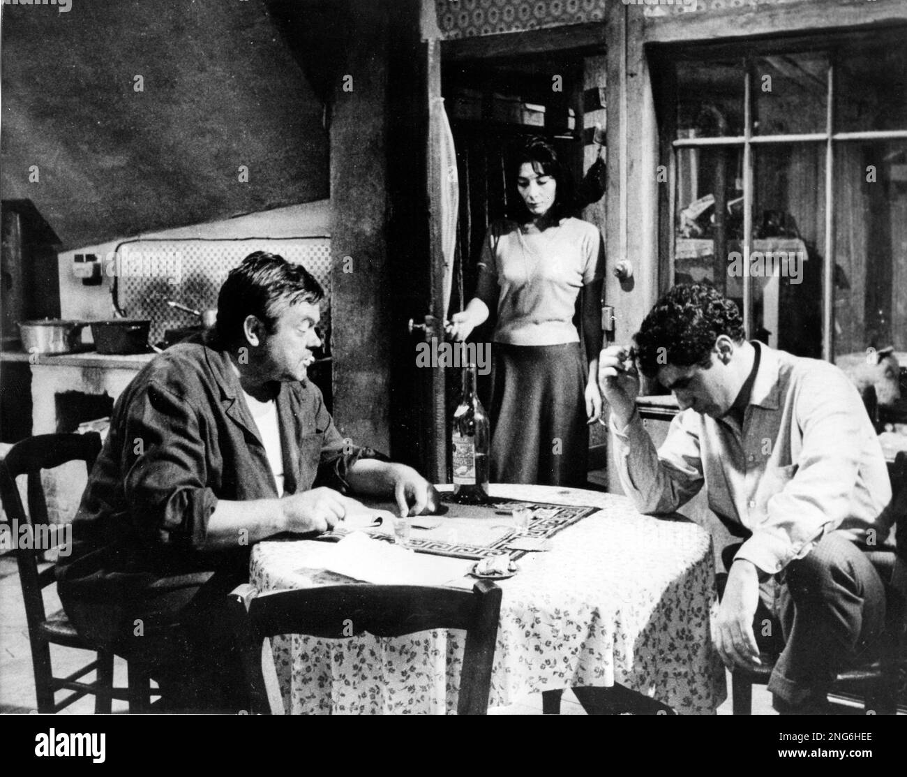 JULIETTE GRECO et ORSON WELLES in CRACK IN THE MIRROR 1960 réalisateur  RICHARD FLEISCHER roman Marcel Haedrich musique Maurice Jarre Darryl F.  Zanuck Productions / Fox du XXe siècle Photo Stock - Alamy