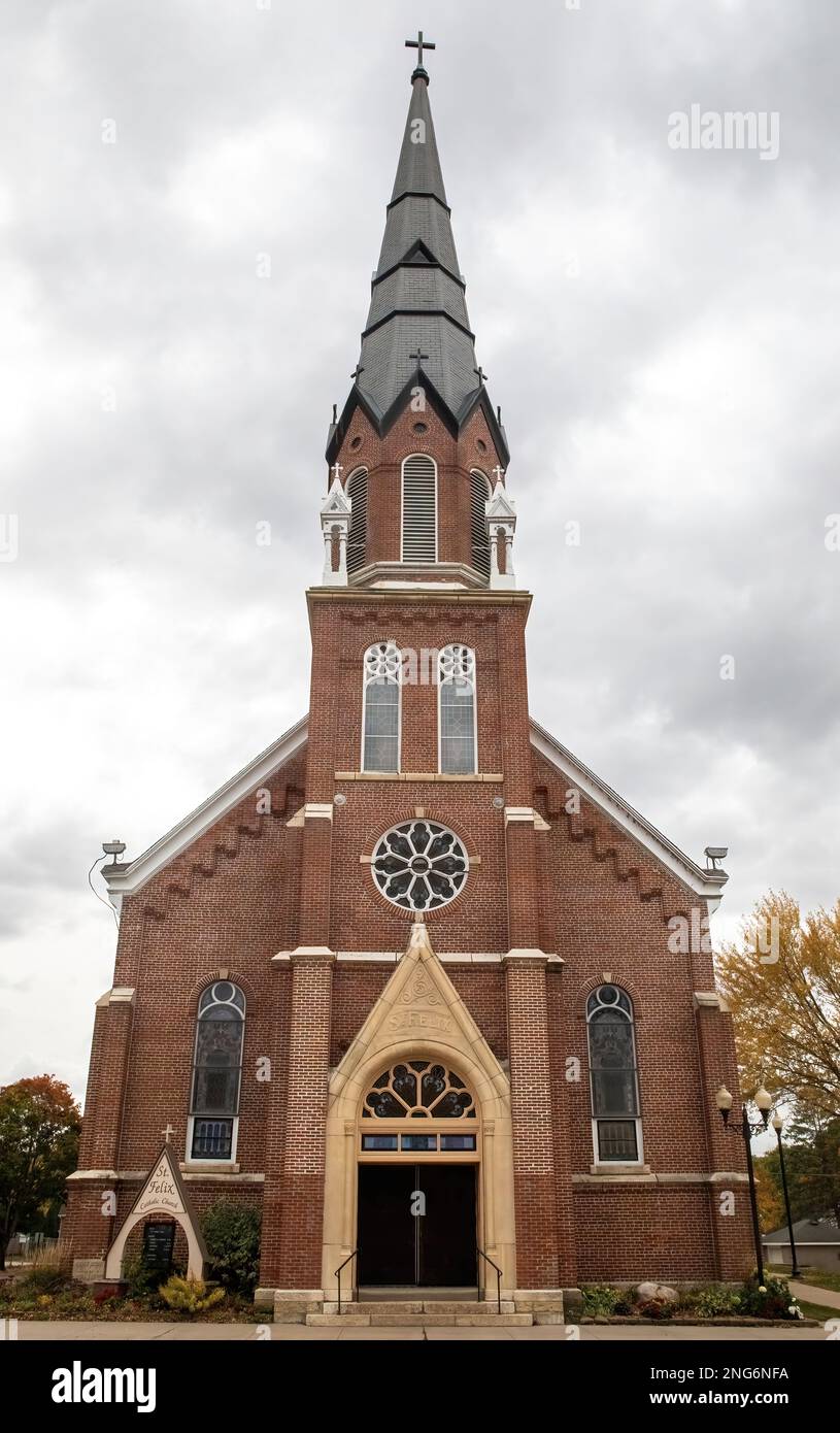 St. Église catholique Felix lors d'une journée d'automne nuageuse à Wabasha, Minnesota, États-Unis. Banque D'Images