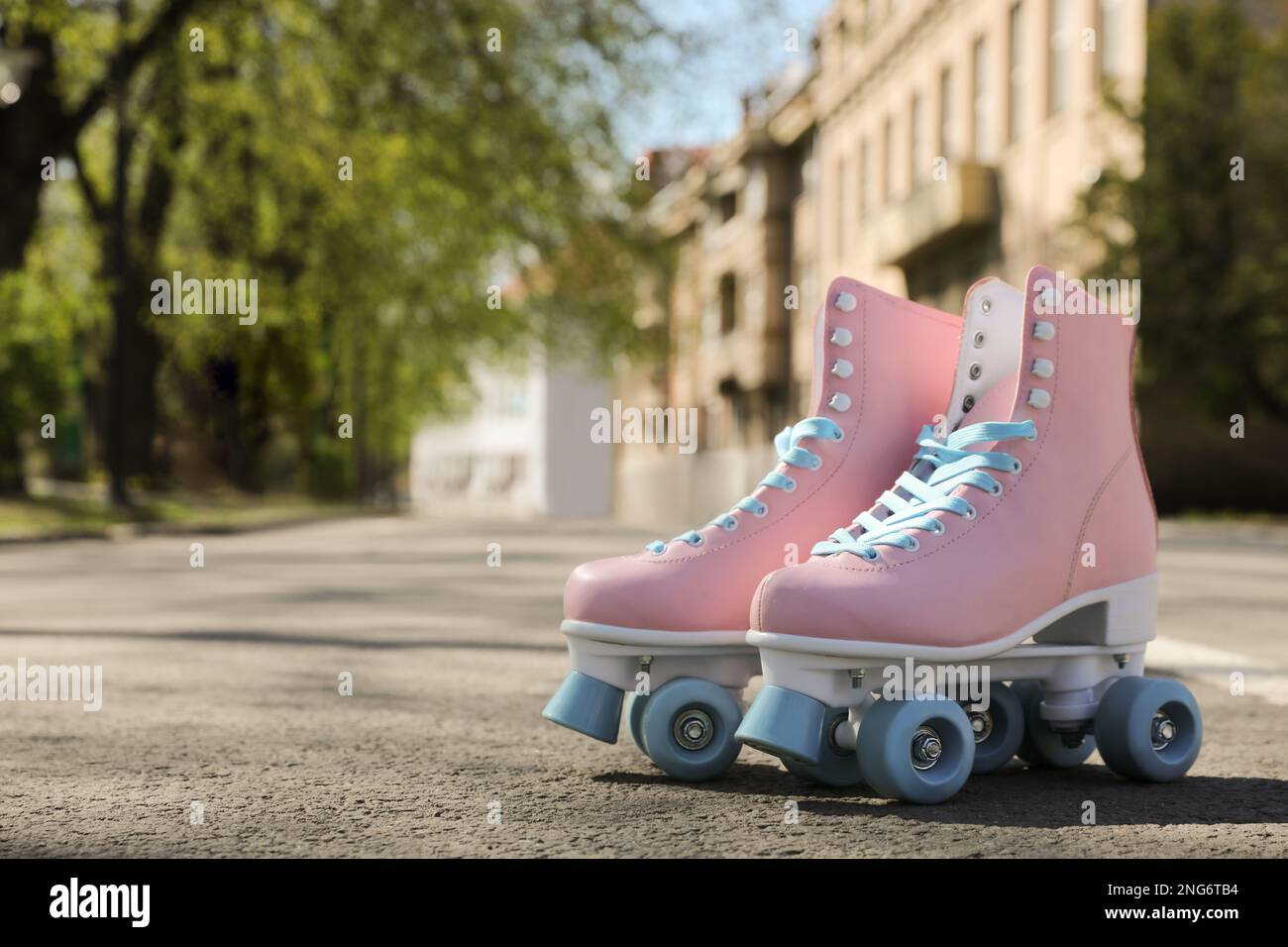 Le roller rose élégant skate à l'extérieur par beau temps. Espace pour le  texte Photo Stock - Alamy