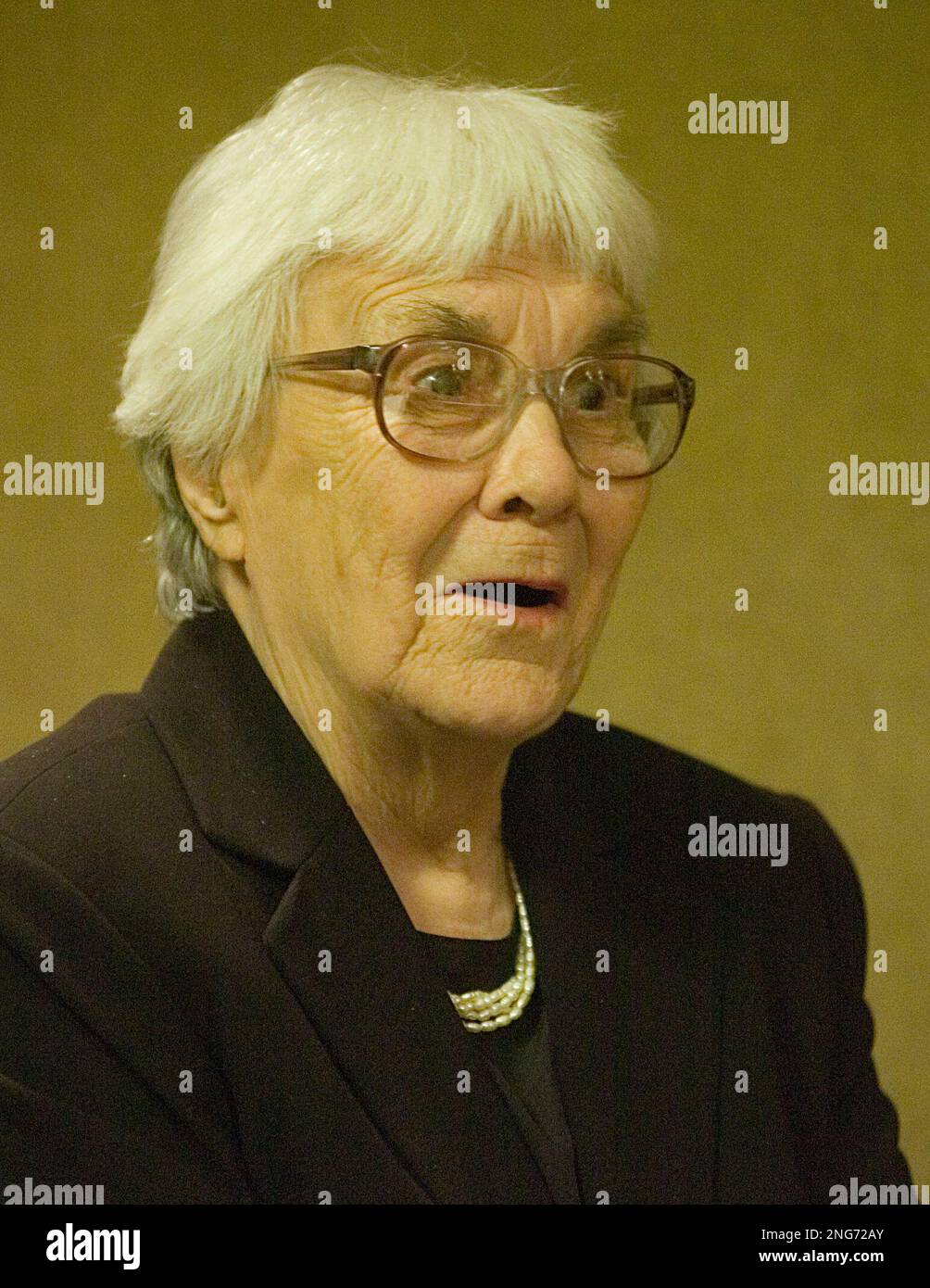 Pulitzer Prize-winning Alabama author, Harper Lee, talks to friends backstage, Wednesday, Jan. 10, 2007, at the Davis Theater in Montgomery, Ala., on the occasion of a performance adaptation of her book "To Kill A Mockingbird," by Alabama high school students. (AP Photo/Kevin Glackmeyer) Banque D'Images