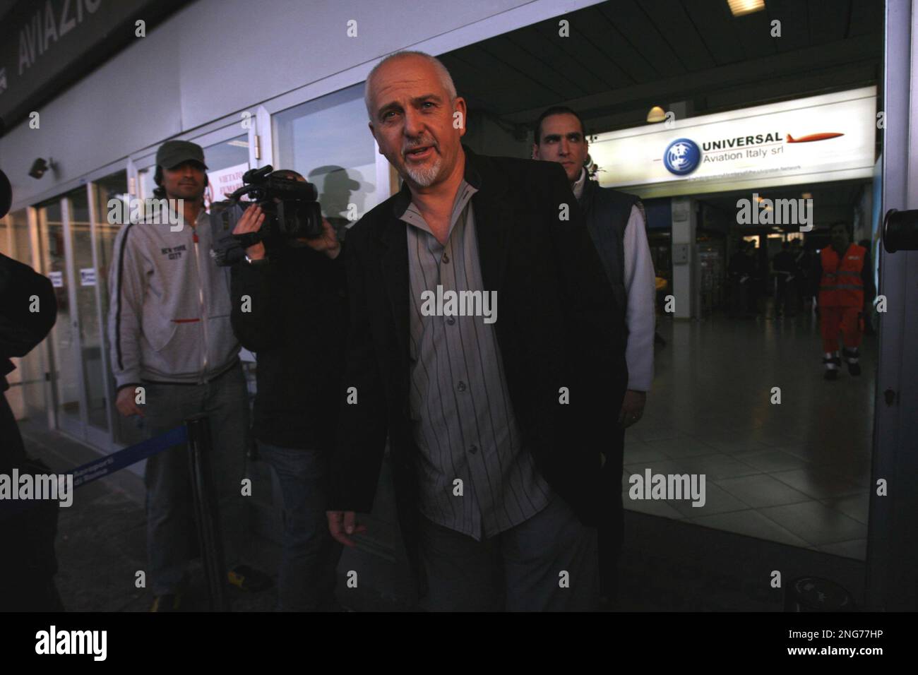 Musician Peter Gabriel arrives at Ciampino airport in Rome, Thursday, Nov. 16, 2006. Gabriel is believed to be in Rome to attend the wedding of movie superstars Tom Cruise and Katie Holmes, who are expected to marry at the weekend, in the lakeside town of Bracciano, just 60 kilometers (37.5 miles) from Rome. (AP Photo/Alessandra Tarantino) Banque D'Images