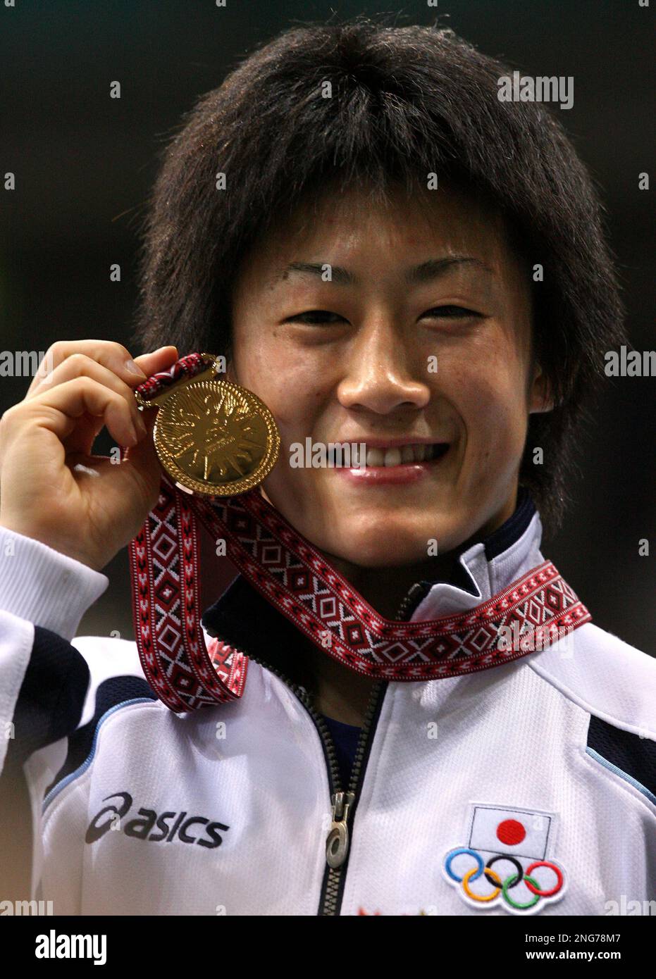 Japan's Chiharu Icho holds up her gold medal after defeating South Korea's Kim Hyung-joo in the Women's Freestyle wrestling 48 kg final of the 15th Asian Games in Doha, Qatar, Monday Dec. 11, 2006. (AP Photo/Ng Han Guan) Banque D'Images