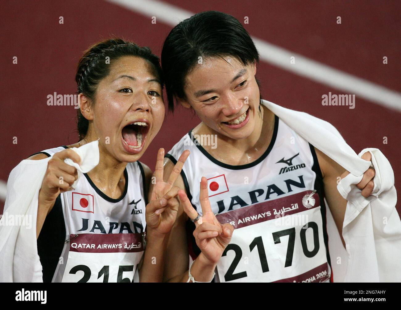 Japan's Kayoko Fukushi, left, reacts after winning the gold medal in the final of the Women's 10000m with her compatriot Hiromi Ominami, who took the bronze at the Asian Games in Doha, Qatar, Friday Dec. 8, 2006. (AP Photo/Junji Kurokawa) Banque D'Images