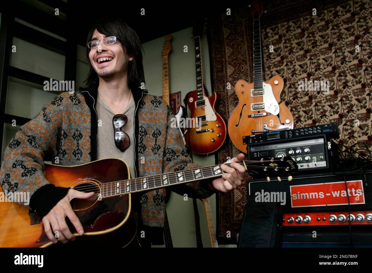 Drummer Nick Jago, a member of the American rock and roll band Black Rebel Motorcycle Club (BRMC) from San Francisco, Calif., now based in Los Angeles, poses for a photo at the Sandbox sound studio in the Hollywood area of Los Angeles, Thursday, Oct. 12, 2006. The band is comprised of Peter Hayes (guitar, bass, vocals); Robert Levon Been (guitar, bass, vocals) and Nick Jago (drums/percussion) (AP Photo/Damian Dovarganes) Banque D'Images