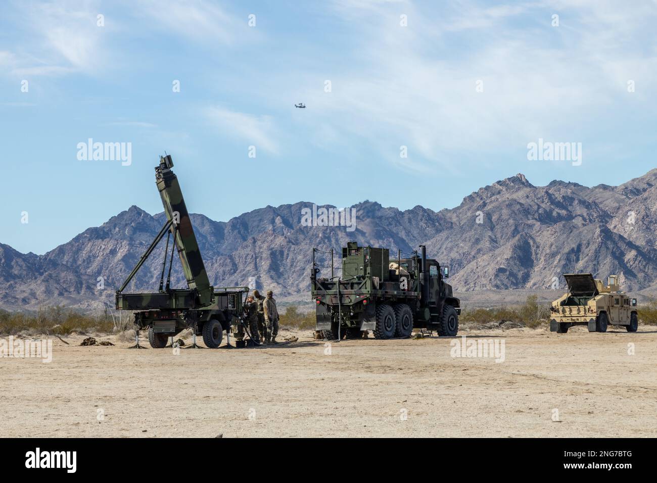 ÉTATS-UNIS Marines, avec le 3D Bataillon antiaérien littoral, 3D Marine littoral Regiment, 3D Marine Division, exploite un radar orienté mission terrestre/aérien (G/ATOR) AN/TPS-80 pendant l'exercice d'entraînement du Marine littoral Regiment (MLR-TE) à la station aérienne du corps maritime Yuma, Arizona, le 8 février 2023. Le MLR-TE est un exercice de niveau service à grande échelle conçu pour former, développer et expérimenter le mlr 3D dans le cadre d'une force opérationnelle Marine Air-Ground opérant comme une force opérationnelle dans un environnement maritime contesté et distribué. (É.-U. Photo du corps marin par le Sgt. Israel Chincio) Banque D'Images